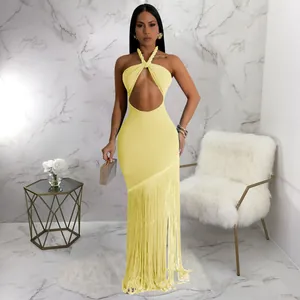 Elegantes gelbes Neckholder-Maxikleid mit Front-Ausschnitt und stylischem langen Fransen-Saum