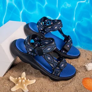 Vista dettagliata dei sandali da spiaggia estivi per bambini con motivo geometrico