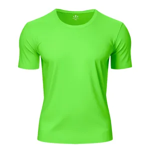 Détail de la vue de face d'un t-shirt de sport vert néon à séchage rapide à col