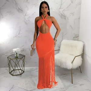 Elegantes orangefarbenes Neckholder-Bodycon-Maxikleid mit Fransensaum für Partys und Abendevents