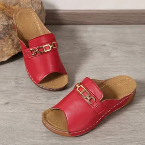 Ciabatte rosse con zeppa, punta aperta, catena dorata e suola platform comoda