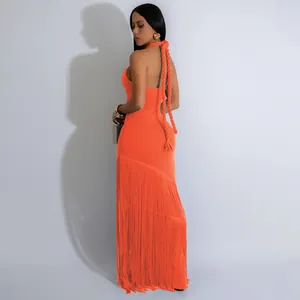 Rückenansicht eines eleganten orangefarbenen Halter-Maxikleides mit langen Fransen