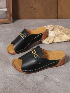 Sandali sabot da donna neri con zeppa e catena in metallo dorato decorativa chic