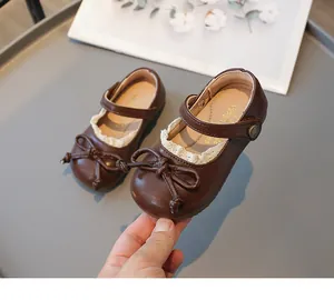 Détail de chaussures Mary Jane marron pour filles avec nœud, dentelle et semelle souple