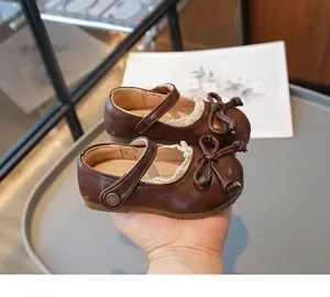 Vue détaillée de chaussures Mary Jane marron pour fille avec nœud et dentelle