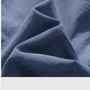 Makroansicht der marineblauen, schnell trocknenden Stoffstruktur für Herren-Badeshorts