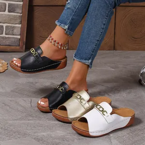 Ciabatte da donna con zeppa e punta aperta con catena in metallo dorato in tre colori.