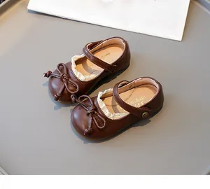 Vue détaillée de chaussures Mary Jane marron pour filles avec nœud et dentelle