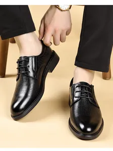 Detailansicht der atmungsaktiven schwarzen Leder-Business-Schuhe für Herren am Modell