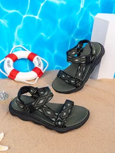 Dettaglio macro di sandali da spiaggia per bambini con cinturini geometrici verdi