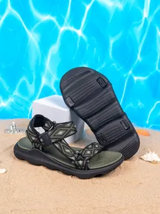 Vista dettagliata dei sandali da spiaggia verdi per bambini con suola antiscivolo