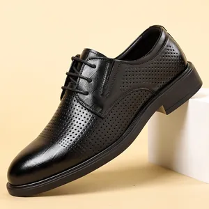 Atmungsaktive schwarze Leder-Herrenschuhe mit Lochmuster und Innenhöhenerhöhung