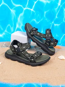 Vista dettagliata di sandali da spiaggia per bambini antiscivolo con cinturini decorati.