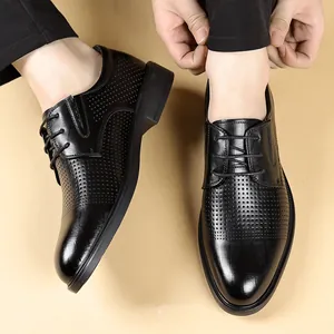 Atmungsaktive schwarze Herren-Business-Lederschuhe mit Lochmuster und Schnürung