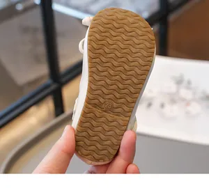 Gros plan de la semelle en caoutchouc antidérapante d'une chaussure blanche fille.