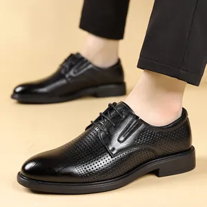 Atmungsaktive schwarze perforierte Business-Leder-Schnürschuhe für Herren mit Erhöhung