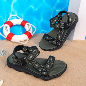 Dettaglio dei sandali sportivi antiscivolo per bambini con cinturini a motivi geometrici