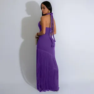 Elegantes lila Neckholder-Kleid mit langen Fransen und einer figurbetonten Silhouette.