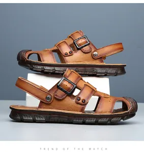 Vue détaillée de sandales pêcheur pour hommes en cuir véritable marron avec boucle