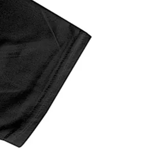 Gros plan sur le tissu en maille respirant noir d'un t-shirt de sport séchage rapide