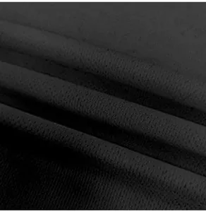 Gros plan sur la texture du tissu noir respirant à séchage rapide pour t-shirt de sport