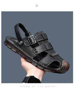 Sandale en cuir noir pour homme à bout fermé avec sangle réglable et logo sport
