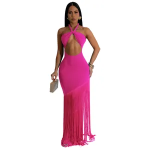Sexy fuchsiafarbenes Halter-Bandagekleid mit Bauchausschnitt und langen Fransen am Saum.
