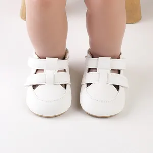 Nahaufnahme der weißen Baby-Lauflern-Sandalen aus Kunstleder mit Klettverschluss