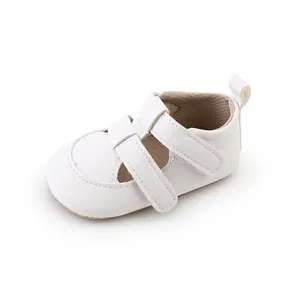 Nahaufnahme weißer, atmungsaktiver Baby-Lauflerner-Sandalen mit Klettverschluss