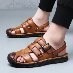Sandales classiques en cuir marron pour hommes à bout fermé et bride à boucle
