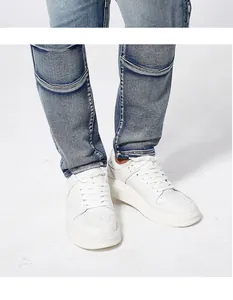 Detailansicht der blauen Herren-Moto-Jeans mit schmaler Passform und dekorativen Kniefalten.