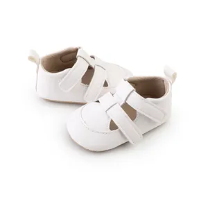 Detailansicht weißer, atmungsaktiver Babyschuhe mit weichem Klettverschluss-System