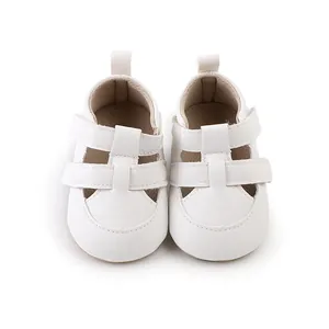 Detailansicht weißer, atmungsaktiver Baby-Lauflernschuhe mit Klettverschluss für Säuglinge