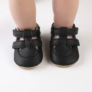 Vorderansicht schwarze atmungsaktive Babyschuhe mit verstellbarem Klettverschluss