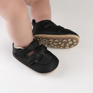 Detailansicht schwarzer atmungsaktiver Babyschuhe mit Klettverschluss