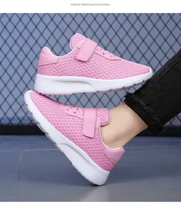 Primer plano detallado de las zapatillas de malla rosa transpirable para niñas y niños.