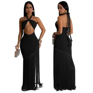 Sexueller schwarzes Bandage-Maxikleid mit Ausschnitt vorne und langen Fransen am Saum.