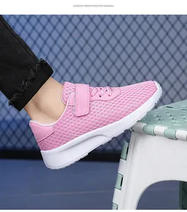 Primer plano detallado de las zapatillas de malla rosa transpirable para niñas con velcro.