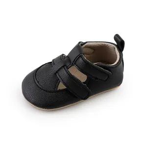 Nahaufnahme schwarzer Baby-Lauflernschuhe aus strukturiertem Leder mit Klettverschluss