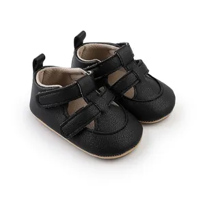 Detailansicht schwarzer, atmungsaktiver Baby-Sandalen aus Kunstleder mit Klettverschluss.
