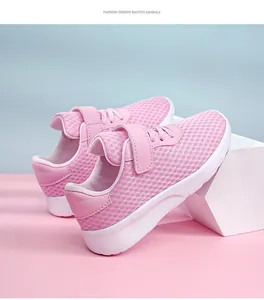 Detalle de zapatillas de running de malla rosa transpirable para niñas con cierre de velcro