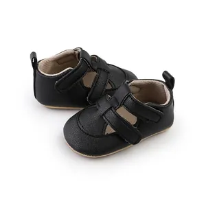 Detailansicht atmungsaktiver schwarzer Baby-Sandalen aus Kunstleder mit Klettverschluss