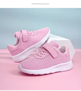 Vista detallada de las zapatillas de malla rosa para niñas con suelas blancas suaves