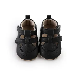 Detailansicht von schwarzen Lauflern-Sandalen aus Kunstleder mit Klettverschluss