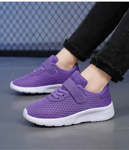 Detalle de zapatillas de malla transpirable morada para niñas con velcro y suela blanda