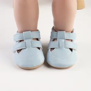 Nahaufnahme zeigt Textur und Nähte der hellblauen, atmungsaktiven Baby-Lauflernsandalen