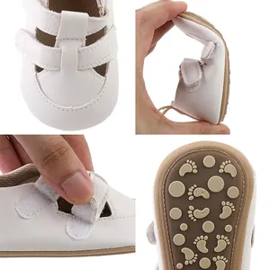 Detailansichten weißer Babylauflernschuhe mit Flexibilität, Klettverschluss und Sohle