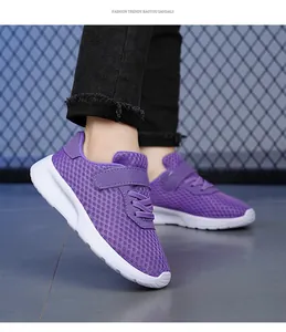 Detalle de zapatillas de malla morada transpirable para niñas con suelas blandas