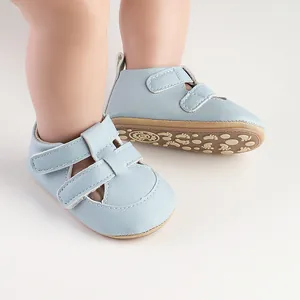 Nahaufnahme hellblauer, atmungsaktiver Babylauflernschuhe für Neugeborene mit weichen Sohlen