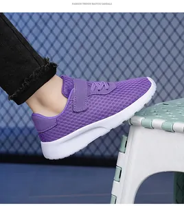 Primer plano de zapatillas de malla transpirable moradas para niña con suela blanca